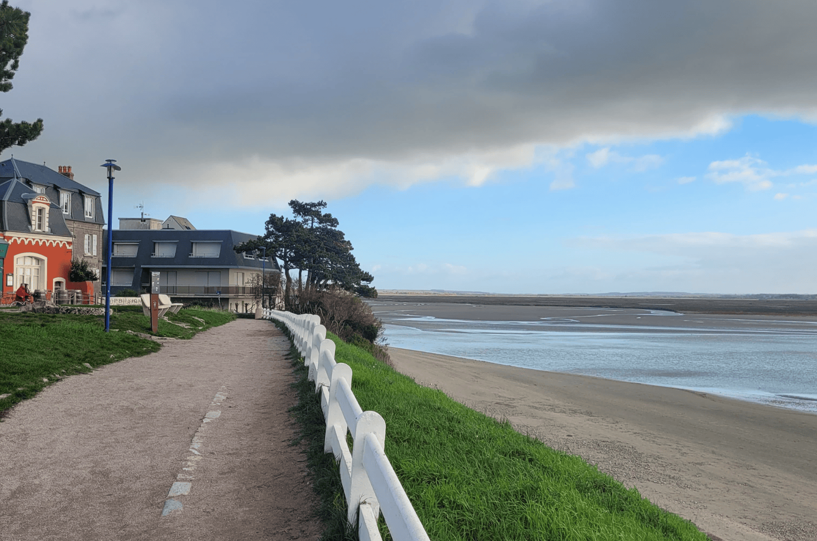 Port de plaisance du Crotoy avec voiliers amarrés et reflets sur l’eau calme.
